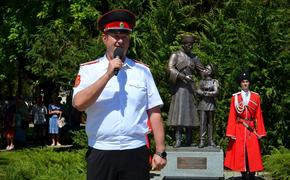 Памятник «Преемственность поколений» открыли в станице Старотитаровской