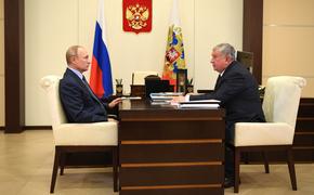 Глава «Роснефти» подарил Путину бутылку нефти