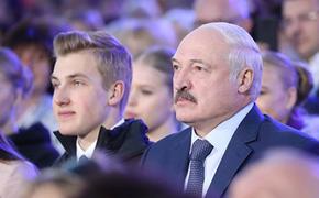Латвия внесла в «черный список» Лукашенко и его сына