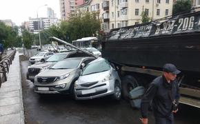 Пьяный водитель на самосвале «собрал» 13 авто в центре Хабаровска