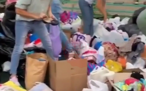 Краснодарские волонтеры просят помощи с сортировкой вещей для погорельцев