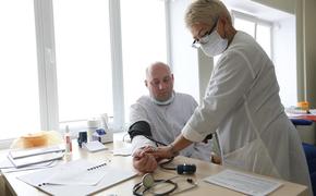 Челябинским медикам поставили прививки от коронавируса