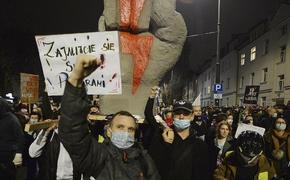 Поляки вышли на улицы Варшавы из-за запрета абортов