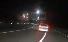 В Сочи таксист-лихач врезался в отбойник