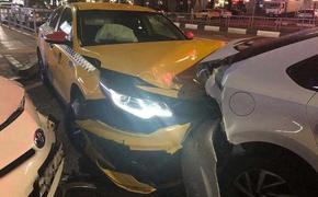 В Сочи водитель без прав врезался в две припаркованных машины