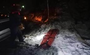 Спасатели МЧС помогли водителю и пассажиру съехавшего с 15-метрового склона авто