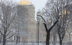 Латвию замело снегом