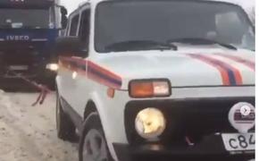 Спасатели в Новороссийске вытаскивают застрявшие в снегу грузовики на 