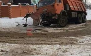 Снегоуборочная машина в Краснодаре завязла в снегу