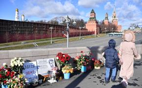 Жозеп Боррель перед отъездом из России почтил память политика Бориса Немцова