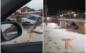 В реках улиц Краснодара вновь тонут машины