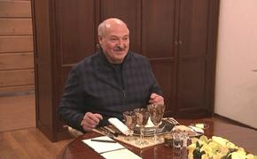 Александр Лукашенко подарил Владимиру Путину корзину