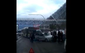 В горах Сочи автобус врезался в легковой автомобиль