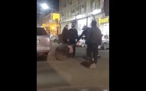На улице Красноармейской в Краснодаре неизвестные в масках напали на танцевавших лезгинку горожан