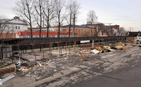 Бригады рабочих начали демонтаж части торговых строений рынка «Знаменский»
