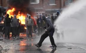 В Белфасте продолжаются ожесточённые столкновения бунтовщиков с полицией