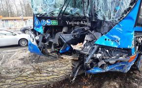 При аварии автобуса в Хабаровске пострадали три человека 