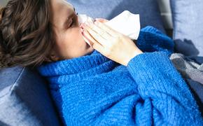 Британские ученые назвали частое чихание симптомом коронавируса у вакцинированных