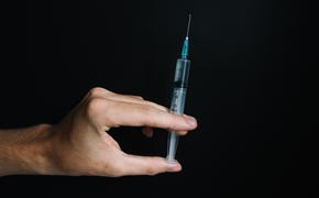 Песков: Россия выступает против политизации в сфере признания вакцин против коронавируса 