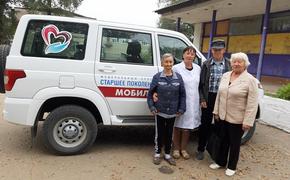 Вакцинироваться от COVID-19 пожилым в Приморье помогают соцработники