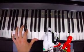 Пианистам приделали одиннадцатый палец для игры на фортепьяно