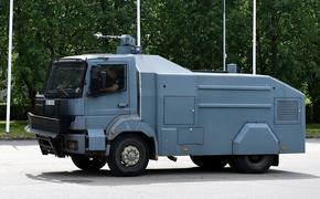 Полиция Латвии готовится к протестам: водометы, ограждения, предупреждения