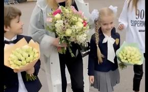 Пугачева в необычном наряде проводила детей в школу 