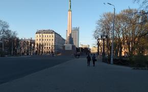 У латвийцев просят денег на освещение памятника Свободы