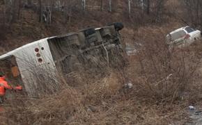 В Хабаровском крае в кювет опрокинулся автобус с 25 пассажирами