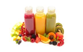 Диетолог Мелехина заявила, что из фруктов и овощей в процессе приготовления сока пропадают полезные вещества и волокна