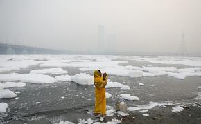 Токсичная пена покрывает священную реку Ямуна в Индии