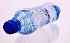 Гендиректор контрольно-испытательного центра питьевой воды Гончар заявил, что хранить жидкость в пластиковых бутылках опасно