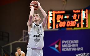 Челябинские баскетболисты выиграли один матч у лидера лиги