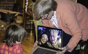 Эмоциональная связь бабушек с внуками сильнее, чем с собственными детьми