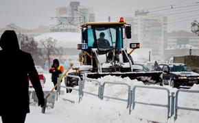 Глава Челябинска попросила дорожников тщательнее убирать тротуары от снега