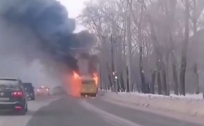 В Хабаровске загорелся пассажирский автобус