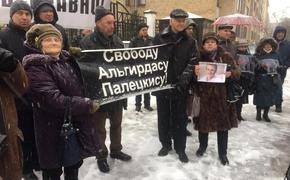 В Риге проходит пикет в защиту политика и журналиста Альгирдаса Палецкиса