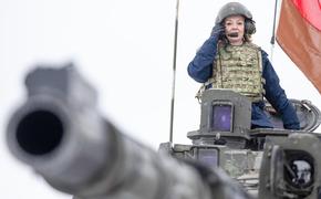 Глава МИД Британии Лиз Трасс, забравшись на танк, пугала Россию 