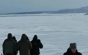 Спасенные со льдины в Хабаровском крае рыбаки возвращаются в поселок Де-Кастри