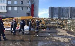 В Челябинске упал подъемный кран с рабочим