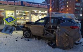 В Челябинске автомобиль вылетел на остановку и сбил людей