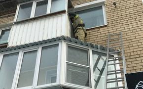 В Челябинской области пенсионерка выпала с третьего этажа и повисла на карнизе