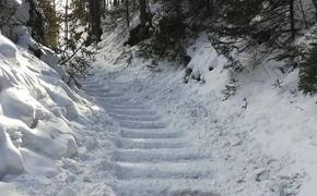 На Таганайских спусках прорубили ступени, чтобы туристы не катались на ледянках