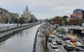 В химический фиолетовый цвет окрасилась река Лихоборка в Москве