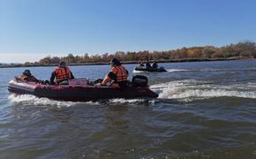 В Хабаровском крае спасатели ищут пассажира опрокинувшейся лодки