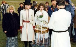 Националы Латвии предложили латвийцам вступать в брак по правилам неоязычников