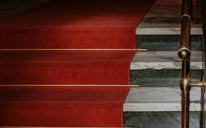 Снаружи и внутри здания парламента Тайваня постелили красную ковровую дорожку