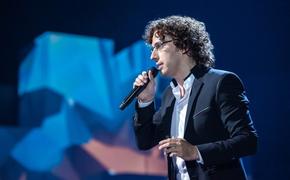 Максим Галкин на концерте в Юрмале говорил по-латышски, пел «Арлекино» и запрещал снимать его