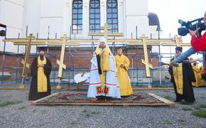 В южноуральском поселке освятили купола и кресты нового православного храма