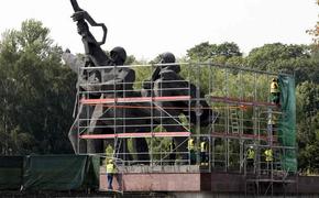 В Риге демонтировали первые статуи советских воинов памятника Освободителям Риги от нацистов